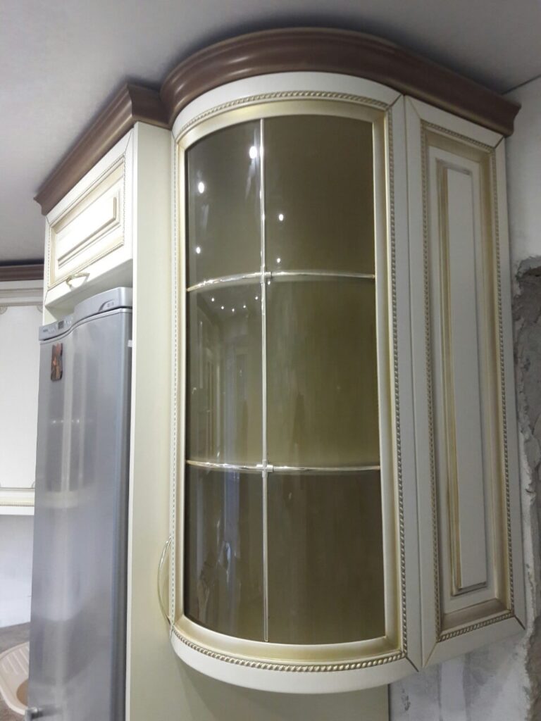 полукруглое стекло в шкафу на кухне